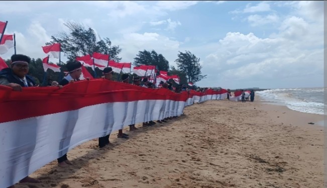 Libatkan kawula muda Polres Kotim Bentangkan Bendera Merah Putih 80 Meter di Pantai Ujung Pandaran. [Tangkapan Layar]